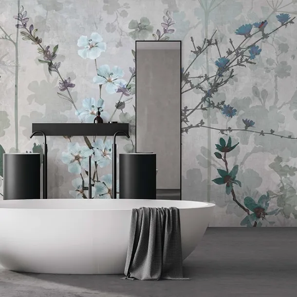 Carta da parati con fiori verdi e azzurri con finitura Acqua System Botanica WPC 643 di Caos Creativo by Rossi&Co