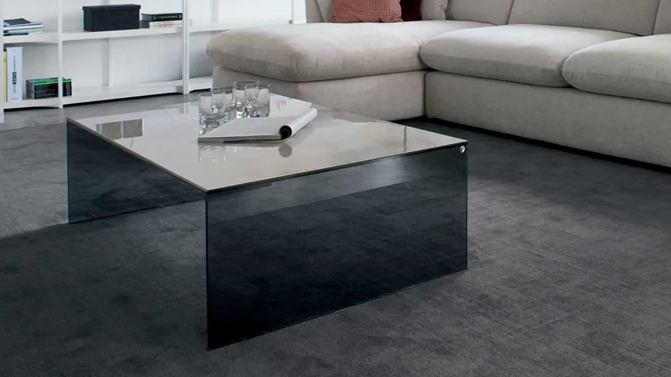 Tavolino Bridge con top in ceramica e base in vetro di Calligaris