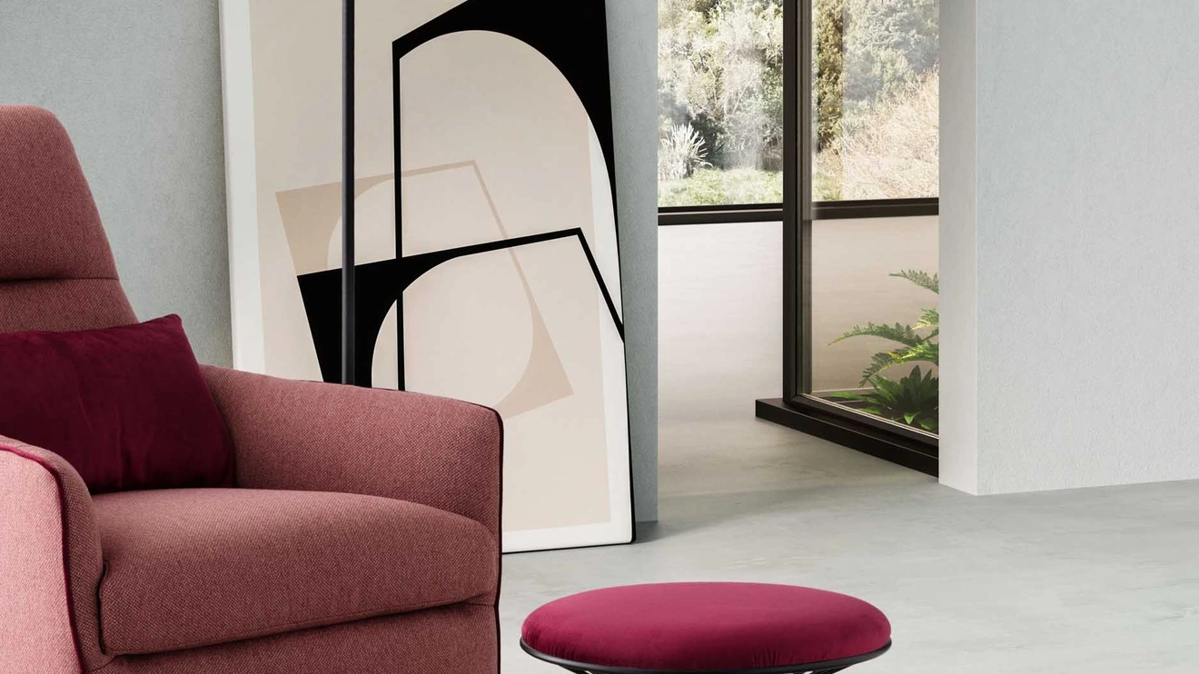 Pouf Liliane in tessuto imbottito con struttura in metallo di Le Comfort