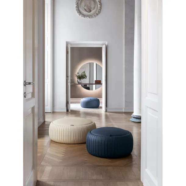 Pouf contenitore in ecopelle plissettata a mano Plissé di Tonin Casa