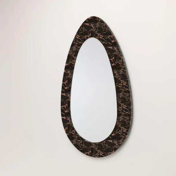Specchio Maganda con rivestimento della cornice in tessere di pietra fossile di Stones