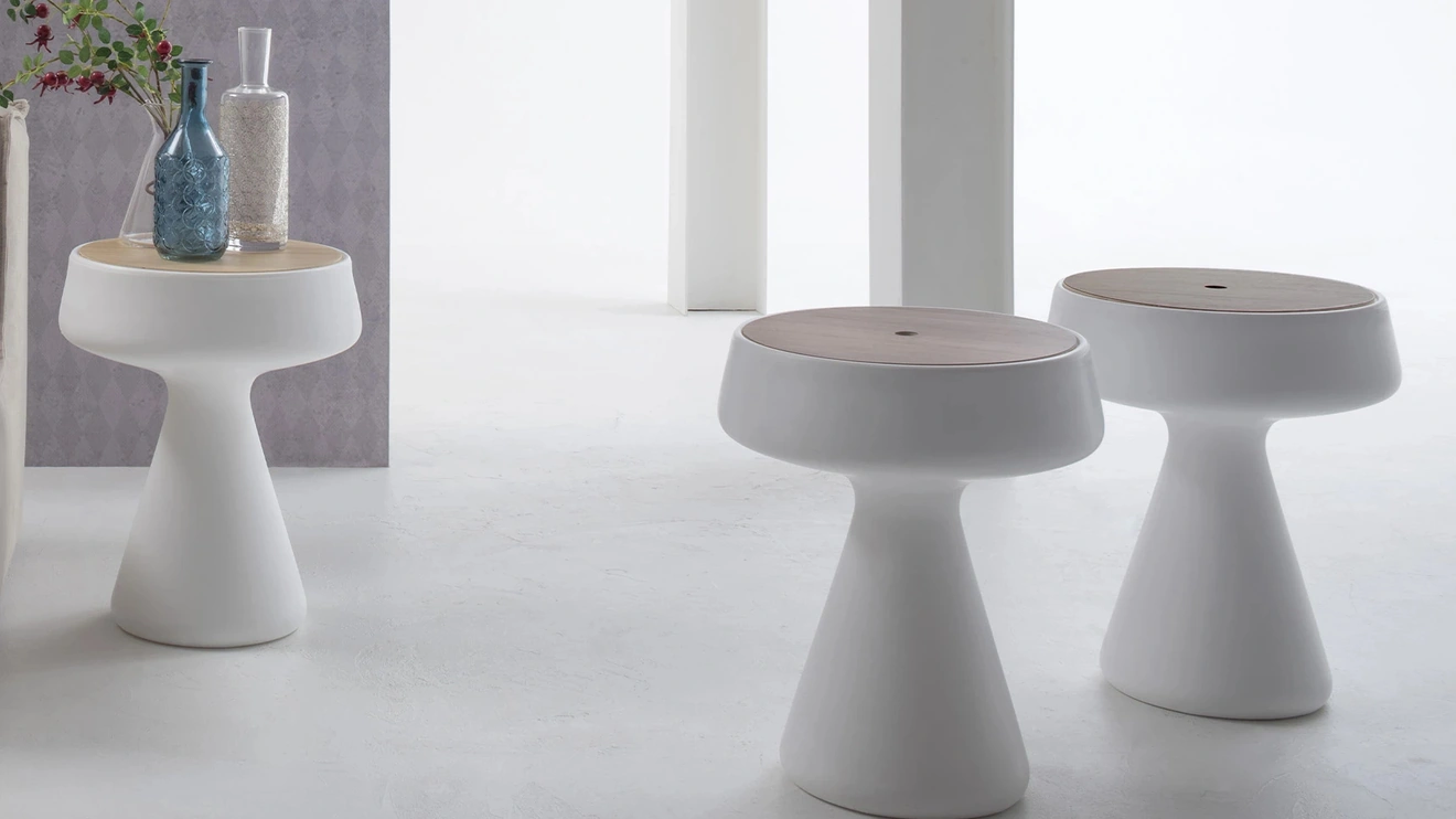 Tavolino di design Maki in polietilene con top in legno di Tonin Casa