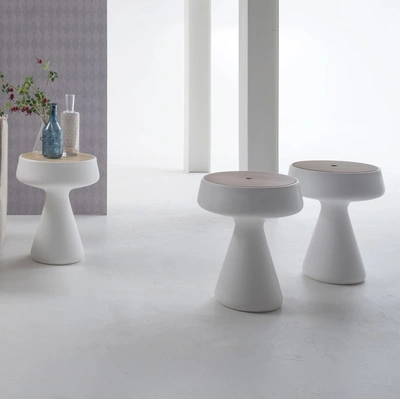 Tavolino di design Maki in polietilene con top in legno di Tonin Casa