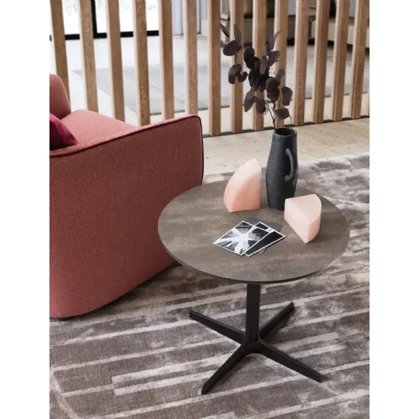 Tavolino rotondo Tweet con top in pietra e base in metallo di Le Comfort