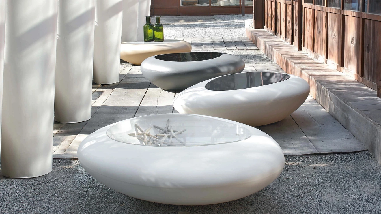 Tavolino di design in polietilene con top in plexiglass Kos di Tonin Casa