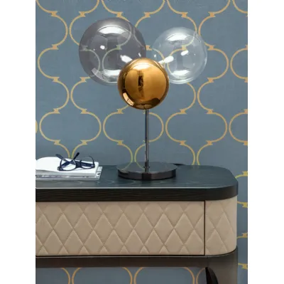 Lampada da tavolo Atomo composta da tre sfere in vetro con base in metallo di Tonin Casa