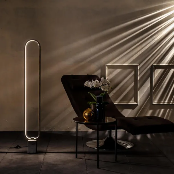 Lampada da terra a LED Naos in metallo con base in marmo di Stones
