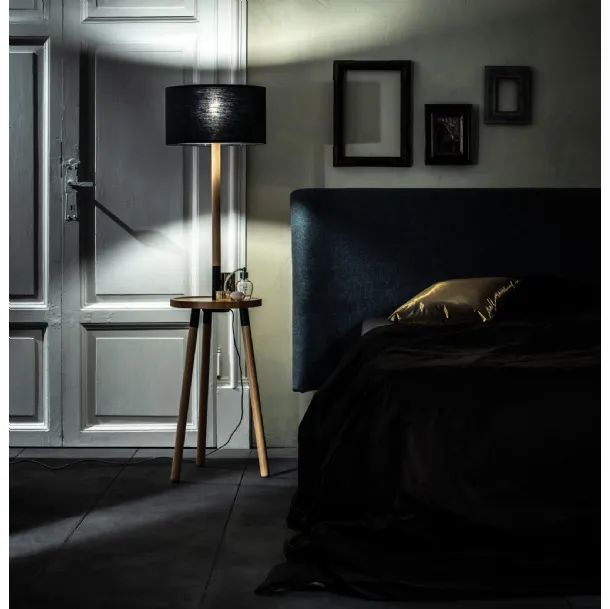 Lampada da terra Acrux in legno di faggio con paralume in tessuto di Stones