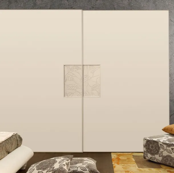 Armadio con ante scorrevoli Deco in legno laccato con formella centrale di Betamobili