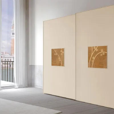 Armadio con ante scorrevoli Domino in laccato opaco con decoro centrale in Rovere naturale con fiori intarsiati di Betamobili