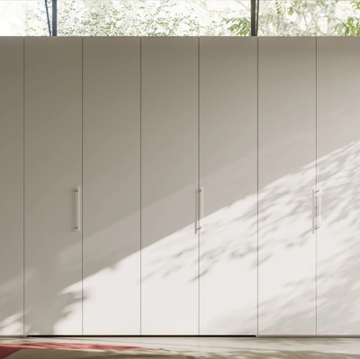 Armadio con anta battente Liscia + M 14 + cabina Alea 37 di Orme