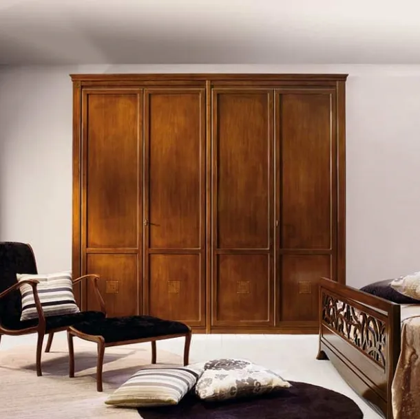 Armadio con ante battenti Tiepolo in legno finitura Noce con intarsio con particolari in madreperla di Betamobili