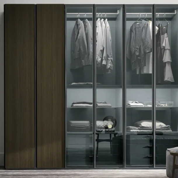 Armadio Metropolis in materico rovere termocotto con ante in materico rovere termocotto e vetro fumé 363 di Tomasella