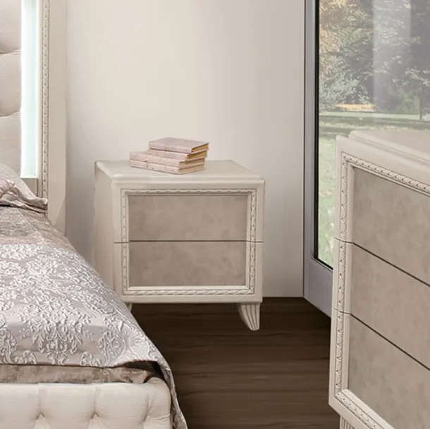 Comodino Canova in legno laccato con frontale imbottito in pelle di Betamobili