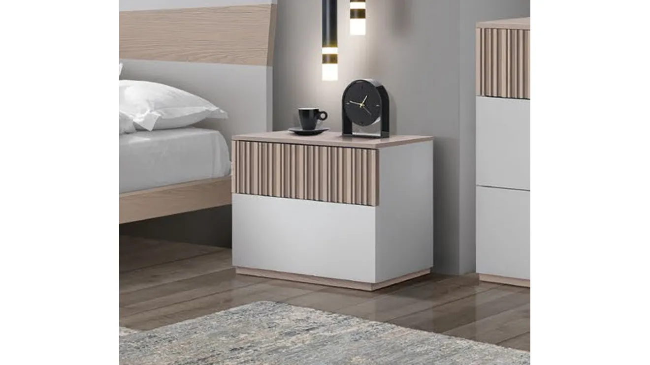 Comodino Stripes in legno laccato e inserto in frassino di Betamobili