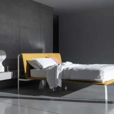 Letto minimal ed elegante con testiera in tessuto e struttura in metallo Bend di Bolzan Letti