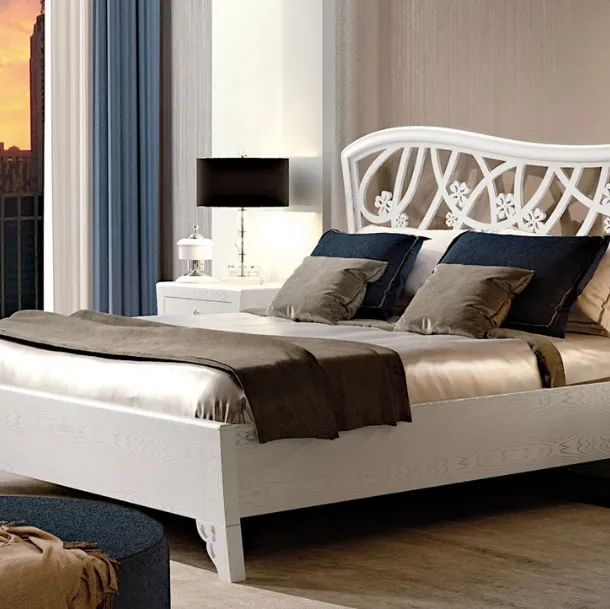 Letto in Legno di Frassino Bianco Orchidea con testiera traforata a fiori di Betamobili