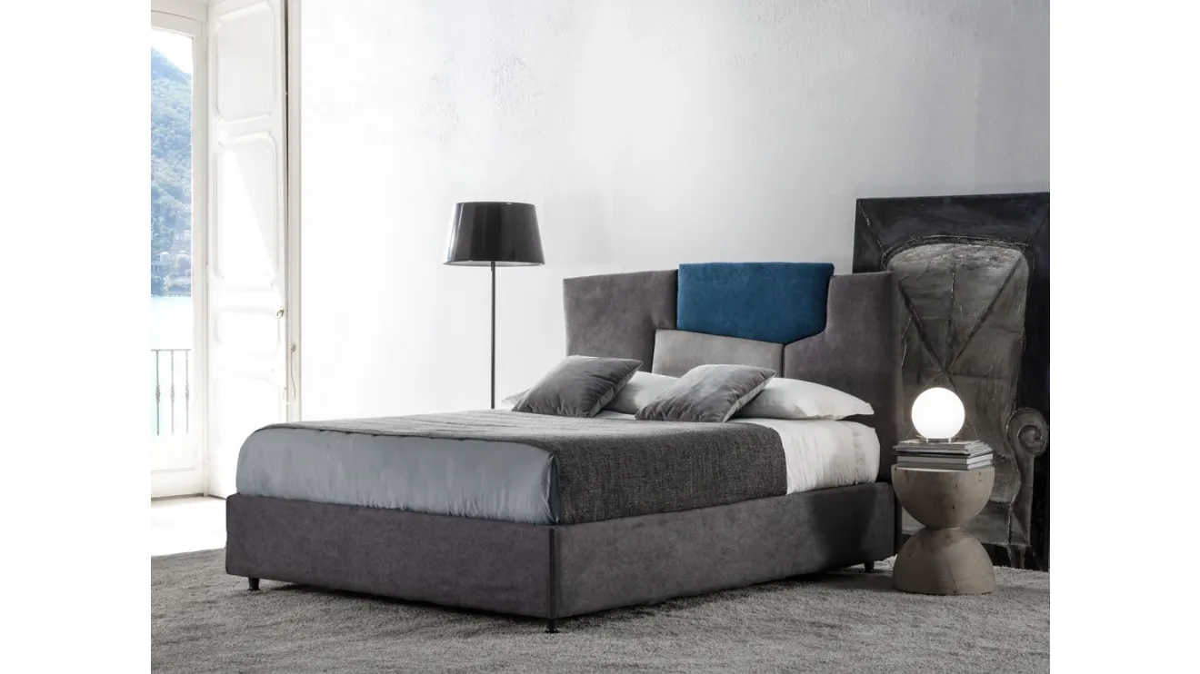 Letto con testiera formata da un mix di forme e colori Bristol di Crippa Salotti