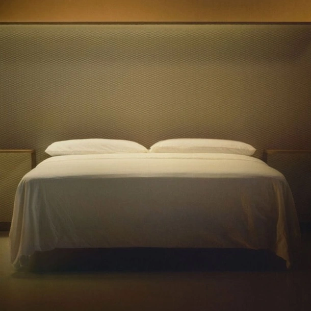 Letto Courtoisie con testiera in legno e tessuto di Bolzan Letti