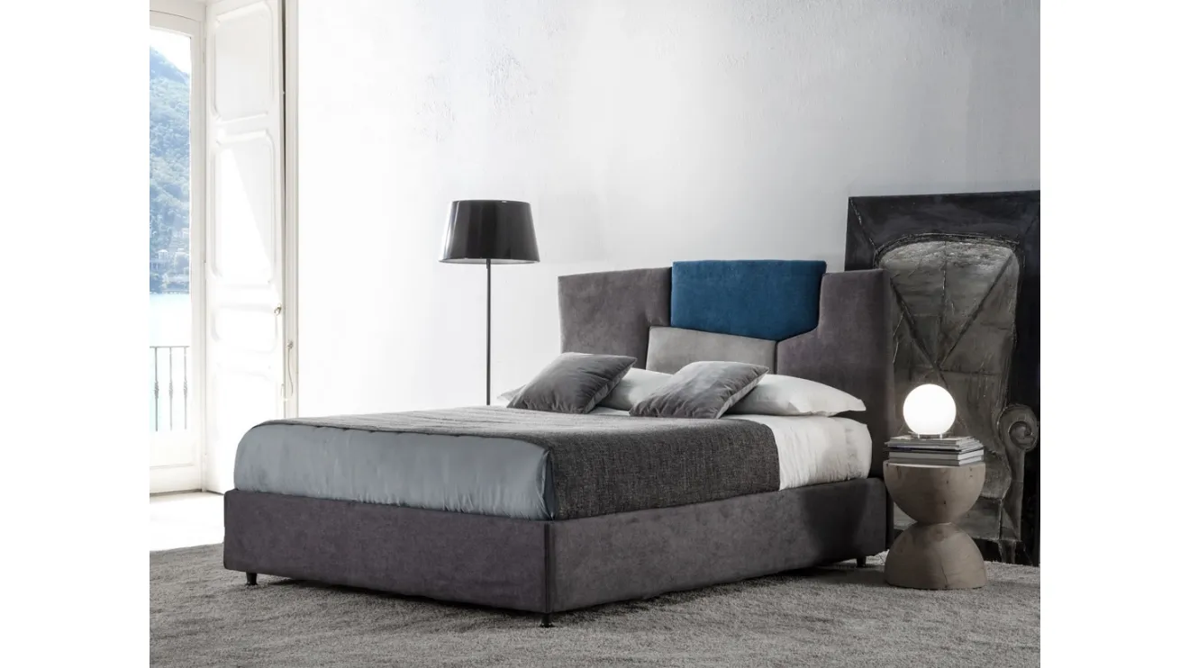 Letto con box contenitore e testiera formata da un mix di forme e colori Bristol di Crippa Salotti