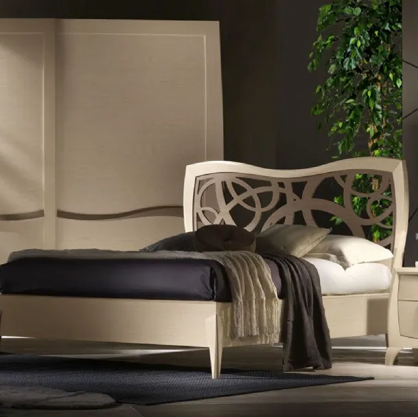 Letto Moon in legno con testiera traforata di Betamobili