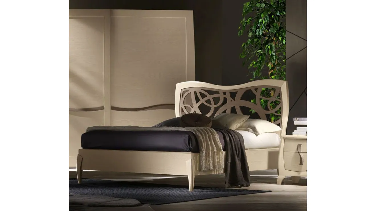 Letto Moon in legno con testiera traforata di Betamobili