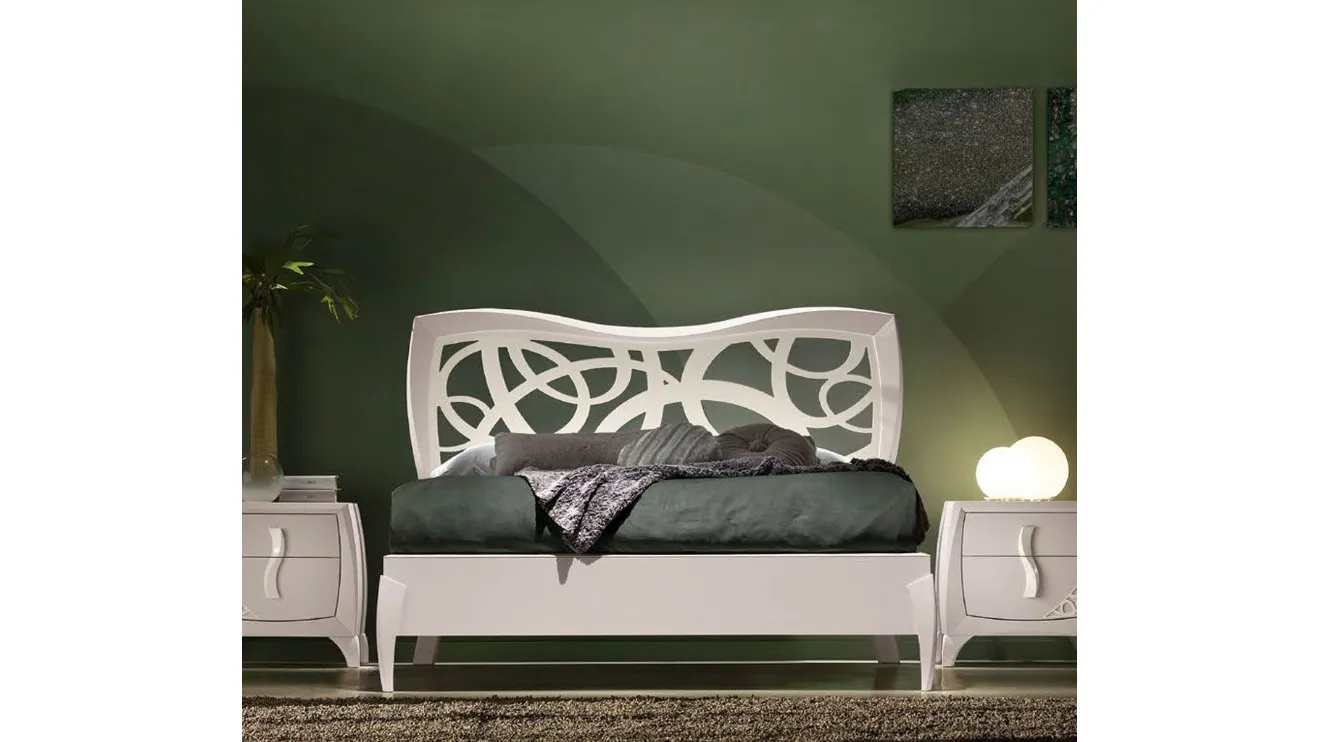 Letto Moon in legno con testiera traforata di Betamobili