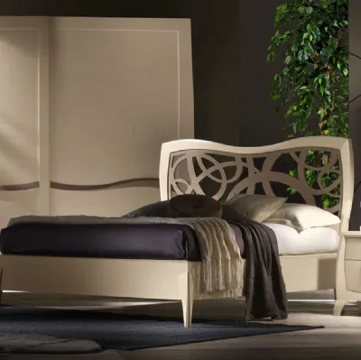 Letto Moon in legno con testiera traforata di Betamobili