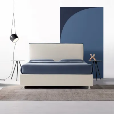 Letto semplice e lineare in tessuto con testiera Acquamarina di Nefi Italia
