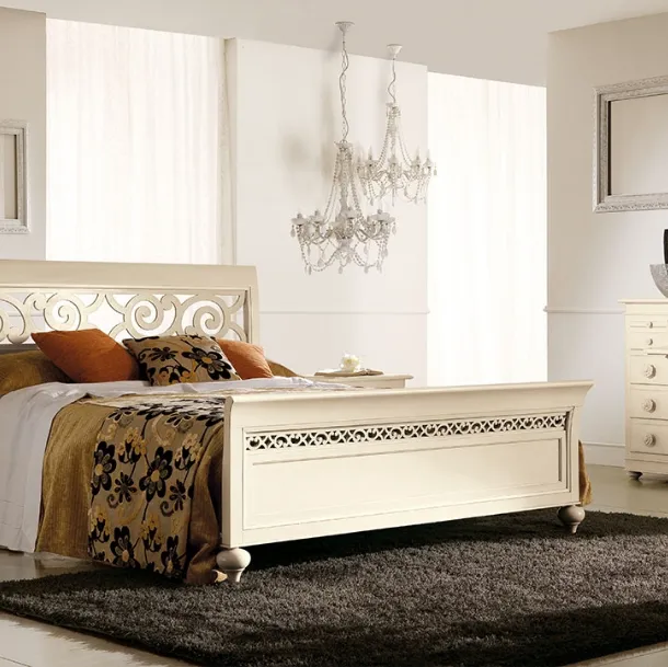 Letto Ottocento Italiano in Legno laccato Avorio con testiera con traforo di Betamobili