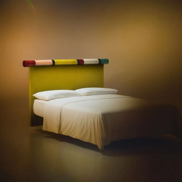 Letto Rosary con testiera in tessuto e laccato lucido di Bolzan Letti