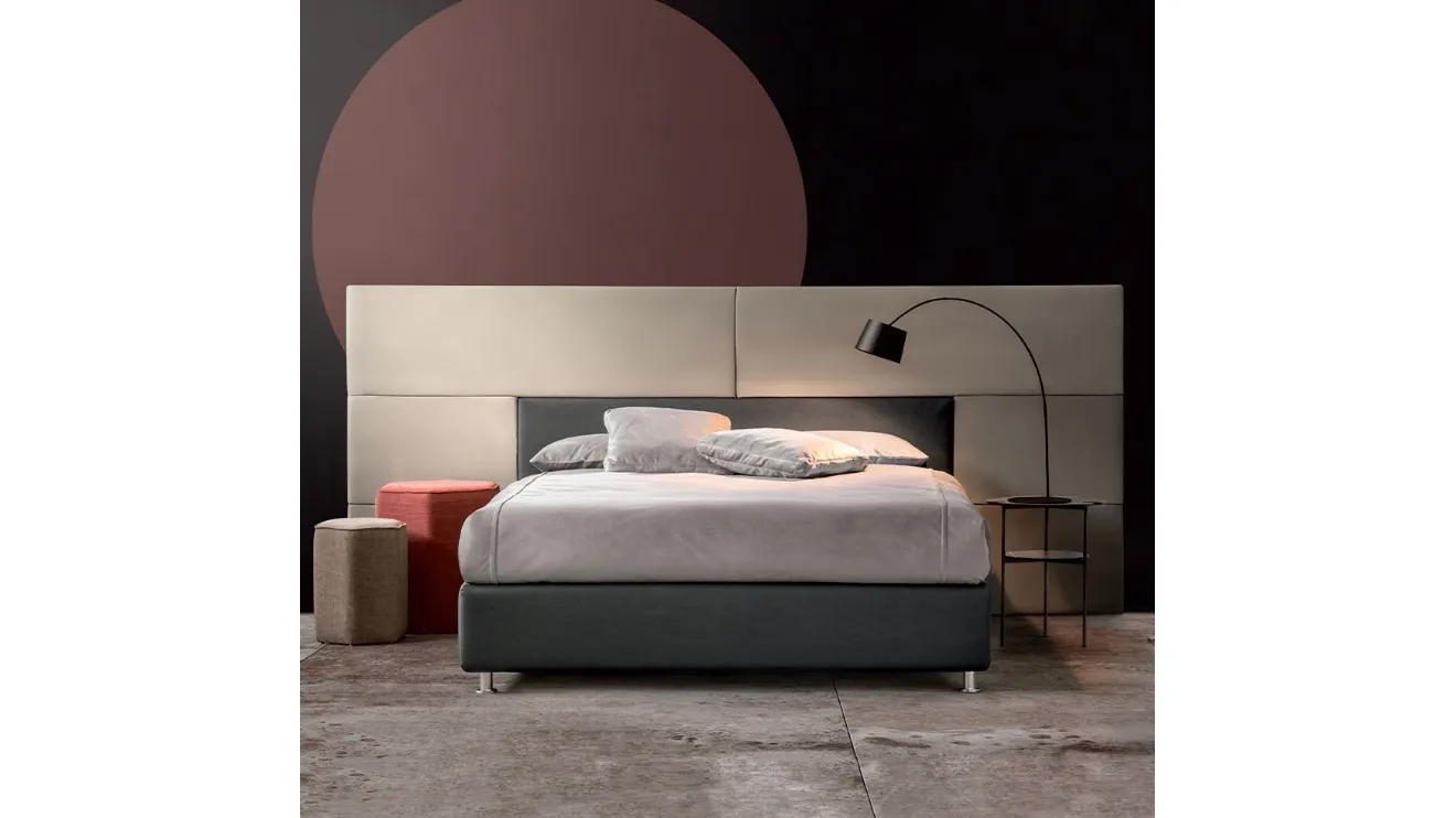 Letto in tessuto con testiera composta da pannelli di diverse dimensioni Scirocco di Nefi Italia