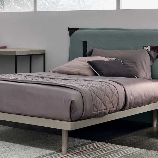 Letto singolo in Legno laccato Deco con testiera traforata con motivo floreale di Betamobili