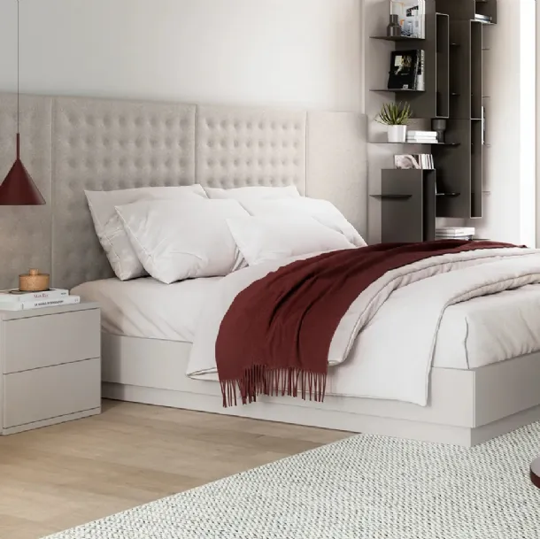 Letto con box contenitore e testiera boiserie realizzata con pannelli imbottiti System di Dielle Modus