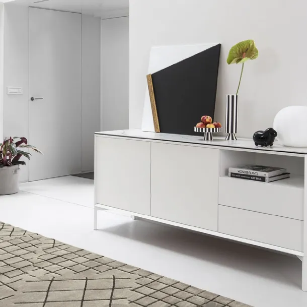 Madia in laccato bianco con piedini in metallo verniciato York di Calligaris