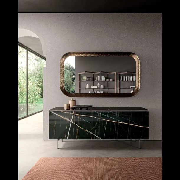 Madia moderna in marble glass Sahara Noir lucido con piedini in metallo Plana di Ozzio