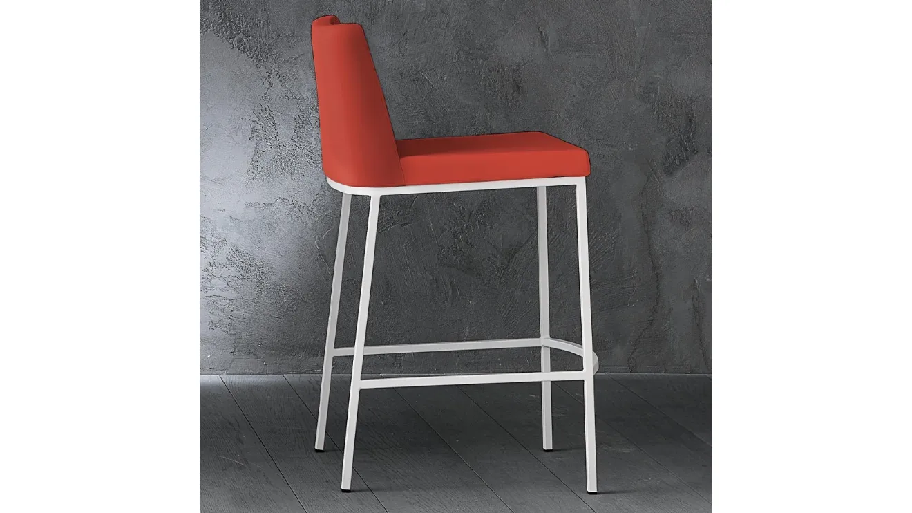 Sgabello Erik 65 in ecopelle con struttura in metallo cromato di La Seggiola