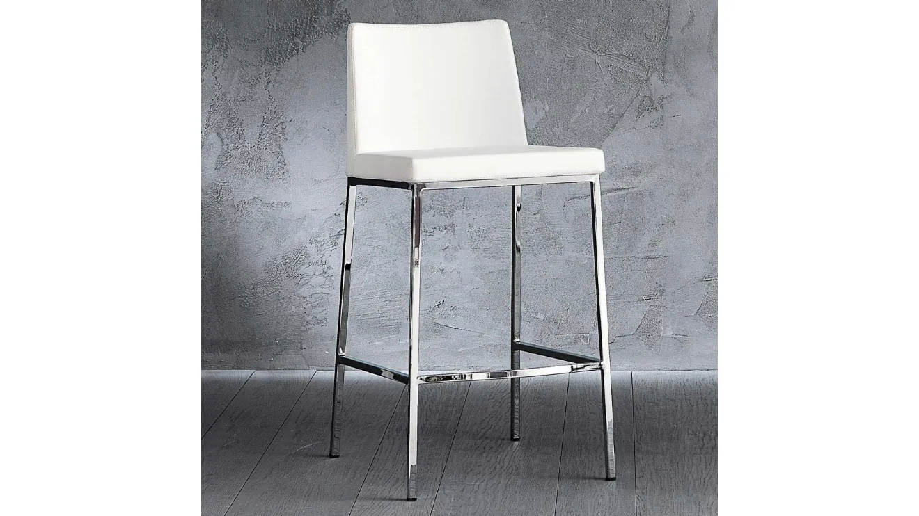 Sgabello Erik 65 in ecopelle con struttura in metallo cromato di La Seggiola