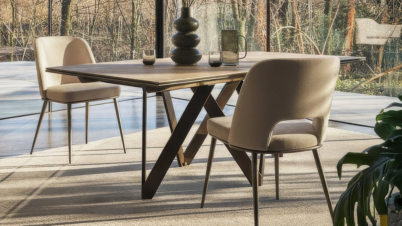 Sedia in tessuto Foyer con gambe in metallo di Calligaris