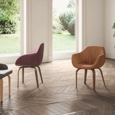 Sedia Atena in pelle con gambe in legno di Ozzio