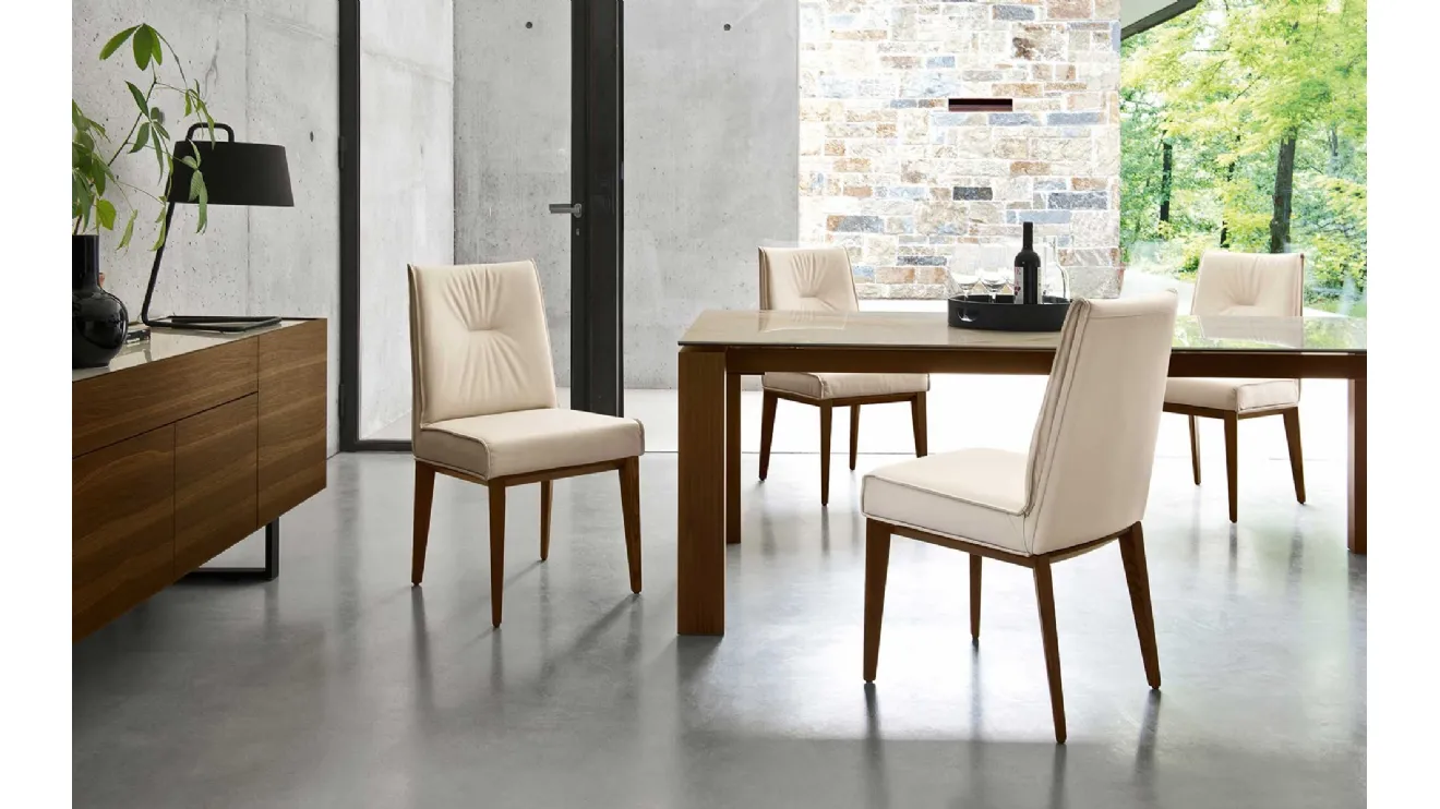 Sedia imbottita in pelle con struttura in legno massello Romy di Calligaris