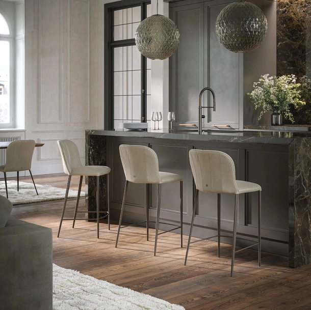 Sgabello Bustier in pelle di Tonin Casa