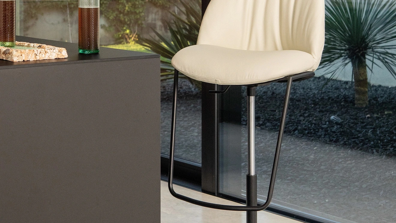 Sgabello in pelle Olympia di Tonin Casa