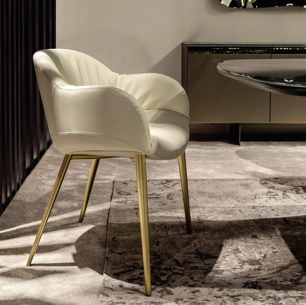 Sedia in pelle imbottita Olympia di Tonin Casa