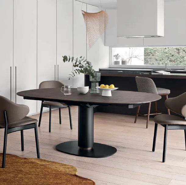 Tavolo con piano ellittico allungabile e basamento in metallo Elson di Calligaris