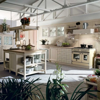 Cucina Classica con isola in legno con pensili a vetrina e base a giorno con lavello in marmo Everyday Canapa Talcato di Callesella