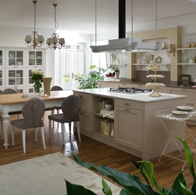 Cucina Classica con isola in legno laccato Tortora e Neve Sweet Kitchen Italian Mood di Callesella