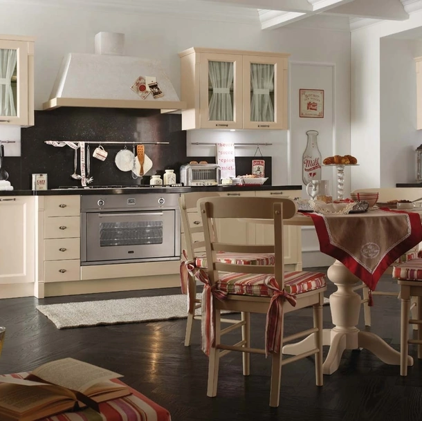 Cucina Classica angolare in legno laccato con pensili a vetrina e tavolo rotondo in massello di abete Sweet Kitchen Romantic Light di Callesella