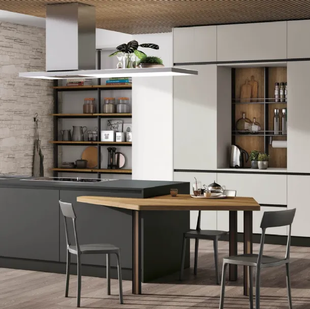 Cucina Moderna con isola Alevé v03 in laccato UV Asfalto opaco e UV Grigio Seta opaco con piano snack pentagonale in Rovere Nodato di Stosa