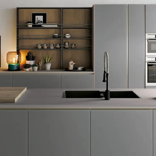 Cucina Moderna con isola Aliant v11 in vetro opaco Grigio Luna e top in Fenix Grigio di Stosa